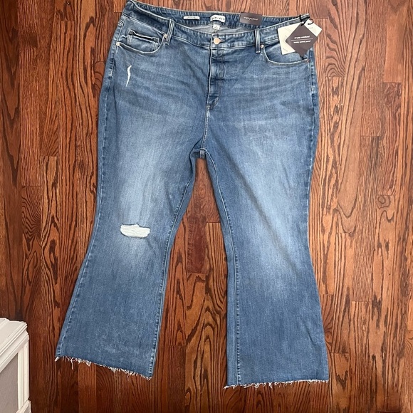 NWT Plus size Ava & Viv flare high-rise fitted hip and thigh. Super stretchy, 26 - Picture 4 of 9